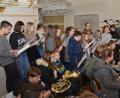 Bild: dob
Beim Adventskonzert in der katholischen Stadtpfarrkirche sind wunderbare Weisen und Lieder von den Realschülern zu hören.