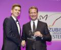 Bild: exb
Tobias Schemberg (links) erhält von Erich Schweitzer, Präsident des Deutschen Industrie- und Handelskammertages, die Auszeichnung zum bundesbesten Azubi.