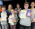 Bild: ohr
Die sechste Jahrgangsstufe der Naabtal-Realschule Nabburg beteiligt sich am Vorlesewettbewerb des Börsenvereins des Deutschen Buchhandels. Organisatorin Elisabeth Weber (hinten links), die Elternbeiräte Claudia Bartmann (daneben) und Bettina Berger (rechts), sowie Rektorin Hannelore Reil-Heining (Zweite von rechts) zeichnen die Gewinner (vorne, von links) mit Urkunden und Buchpreisen aus: Ann -Sophie Heuberger (3. Platz/6 b), Jonas Schlagenhaufer (3./6c), Theresa Neidl (2./6a) und Schulbester Korbinian Grim
(6 d).