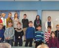 Bild: es
Mit dem Lied "Wir sagen euch an den lieben Advent" eröffnen Grundschüler in der Aula ihre Adventsfeier.