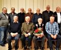 Bild: arw
Seinen 80. Geburtstag feiert Josef Huber (vorne, Mitte) mit den Senioren, dem Kommandant Michael Spranger und Marco Harrer (von links) sowie Vorsitzendem Helmut Staratschek (rechts) und Bürgermeister Rupert Troppmann (Vierter von rechts).