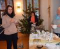 Bild: bö
Schönes Porzellan und Glas wohin das Auge reicht: Eine passende Ausstellung von Traudl Segerer (rechts) und Klaudia Nießl (Zweite von Rechts) im Sitzungssaal des Rathauses begleitete heuer den Weihnachtsmarkt.