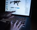 Bild:  Silas Stein/dpa
Ein Mann zeigt im Darknet auf eine Internetseite eines Online-Shops, der Waffen verkauft. Ein Mann aus dem Kreis Schwandorf ist jetzt wegen eines Waffenkaufs im Darknet verurteilt worden.