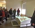 Bild: oy
„Die Vergangenheit darf nicht in Vergessenheit geraten“, mahnt Dekan Karlhermann Schötz, hier mit der Besuchergruppe des Verdi-Ortsvereins an einem Modell der KZ-Anlage Flossenbürg.