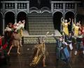 Bild: Wolfgang Steinbacher
Romeo und Julia: Das Geschehen rast ungebremst auf das Finale zu: den Tod. Ohne viel Sentimentalität, aber mit ordentlich Suspense enden die Liebenden in der Familiengruft der Capulets. Vorhang, Beifall, Jubel, für die fantastische Compagnie mit ihren großartigen Solisten.