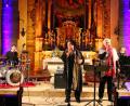 Bild: stg
Ramona Fink (Zweite von links) und ihre Gospel Group begeistert in der Kemnather Stadtpfarrkirche