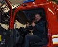 Bild: dob
Daumen hoch für die Ankunft der neuen Drehleiter. Bürgermeister Andreas Wutzlhofer als oberster Dienstherr nimmt das neue Fahrzeug an der Stadtgrenze in Empfang.