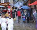 Bild: pks
Mit einer Eskorte Engel hielt der Nikolaus Einzug beim Seebarner Advent.