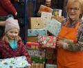Bild: exb
Bärbel Burger vom Familiengottesdienstteam Waldershof mit ihren beiden Kindern Theresa und Xaver sowie Ingrid Burger vom Familiengottesdienstteam und Elsa Richter von der Tafel.