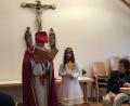 Bild: mnt
Engel und Nikolaus besuchten die Senioren, und der heilige Mann las aus seinem goldenen Buch.