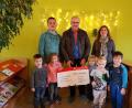 Bild: bk
Kinder spenden für Kinder. 200 Euro geben die Buben und Mädchen für die Kinderkrebshilfe.