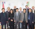Bild: fppp
Die koreanische Delegation mit Young-Soo Kim (links), Harald Ehm (Vierter von links), Min-Bon You (Sechster von links), Robert Jodlbauer (Achter von links) und Dr. Bernhard Seliger (rechts).