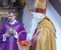 Bild: njn
(von links)Pfarrer Martin Besold mit dem Heiligen Nikolaus.