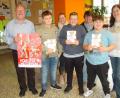 Bild: sck
Nach einem spannenden Rennen warten Urkunden auf die Top-Vorleser der Mittelschule Auerbach. Von links Organisator und Moderator Arthur Schriml, Martin Bube, Jurymitglied Viola Pilhofer, Sieger René Stuber, Jurymitglied Britta Böttcher, Martin Járfás und Konrektorin Renate Schmidt.