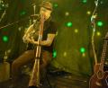 Bild: Kunz
Rechts die Klampfe, links das Didgeriedoo an der Backe: Pete Hoven spielt Rock, Blues und Country.