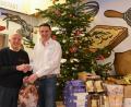 Bild: exb/Witron
Aus den Lebensmitteln der Karriere-Messe entstehen Weihnachtspäckchen für die Weidener Tafel. Josef Gebhardt (links) freut sich über die Spende, die Ausbildungsbetreuer Thomas Hörig überbringt.
