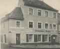 Bild: Familie Winkler
Das Eckgebäude Bahnhofstraße/Obere Nabburger Straße beherbergt um 1900 unter der Adresse Prinzregentenstraße 32 die Restauration der Familie Winkler. Heute betreibt die Familie hier die Apotheke auf der Wart.