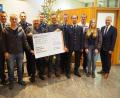 Bild: wmi
Regionalmarktleiter Stefan Schedl (rechts) und Manfred Eller (links), Leiter der Geschäftsstelle Schlammersdorf der Volksbank Raiffeisenbank, laden zur Bescherung: Zusammengerechnet 6000 Euro nehmen die Vereinsvertreter (von links) Florian Biersack, Dieter Biersack, Hans Gräbner, Daniel Ratke, Harald Schlöger, Martin Kräml, Marius Meier, Norbert Schecklmann und Elisa Biersack in Empfang.