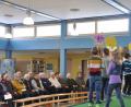 Bild: es
Die Erst- und Zweitklässler unter Leitung ihrer Lehrerin Karin Uhl führen am Seniorenvormittag in der Schule den Sternentanz auf und machen damit wie ihre Mitschüler mit allen anderen Beiträgen den Großeltern eine große Freude.