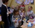 Bild: ela
Begegnung mit tschechischen Freunden. Die Etzenrichter Schulkinder sehen sich in Eger um und basteln mit den Kindern Weihnachtliches.