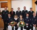 Bild: slh
Für 40 Jahre aktiven Dienst wurden Franz Jungwirth (sitzend, Zweiter von rechts), Hermann Schreyer (links) und Josef Klinger (rechts) gewürdigt. Zur Auszeichnung gratulierten Bürgermeister Konrad Kiener, Stellvertretender Landrat Joachim Hanisch, Kommandant Christian Demleitner und Kreisbrandinspektor Johann Gietl.