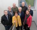 Bild: gsb
Geschäftsführende Verlegerin Viola Vogelsang-Reichl (vorne, rechts) und Betriebsratsvorsitzender Thomas Amann (links) begrüßen fünf Organisationen, die in diesem Jahr mit je 1000 Euro bedacht werden: (von links) Hartmut Schendzielorz (Europäisches Jugendprojekt Oberpfalz), Herbert Putzer (Kinderkrebshilfe), Waltraud Koller-Girke (Förderverein für Schwerkranke), Dr. Friedrich Keller (Oberviechtacher Tafel), Norbert Reger ("Steinwaldia" Pullenreuth). Mit im Bild OM-Kommunikationsmanagerin Andrea Saame.