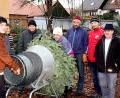 Bild: zer
Der Trend geht zum Tannenbaum aus der Region. Für viele Menschen ist die Weihnachtszeit in Pirk heuer besonders schön: Christbäume gab es direkt im Ort von der Spielvereinigung.