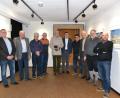 Bild: pz
Die an der Ausstellung beteiligten Fotografen im Ausstellungsraum im Erdgeschoss. Rechts Fotoclub-Vorsitzender Stefan Weiß, Vierter von rechts stellvertretender Kunsthaus-Vorsitzender Markus Braun. Rechts daneben Hartmut Bombosch und in der Mitte Jürgen Klein. Beide Waldsassener hatten die Ausstellung im Kunsthaus angeregt.