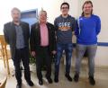 Bild: rro
Andreas Meyer (Zweiter von rechts) wird ab der Saison 2019/20 Spielertrainer beim TSV Dieterskirchen. Vorsitzender Robert Becher, der scheidende Coach und künftige Co-Trainer Manfred Dirscherl und Abteilungsleiter Thomas Weiß (von links) freuen sich.