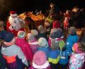 Bild: sl
Der Nikolaus verteilt seine Gaben unter der Riesenschar von Kindern.
