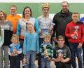 Bild: att
Gut organisiert ist das Weihnachtsschießen der Jugend. Jeder bekommt einen kleinen Preis. Die Jugendleiter freuen sich mit den Kindern: Daniela Haas, Florian Schmidt, Sieger Joshua Zahn, Jennifer Wegmann, Rainer Huff, Conny Glaser und Andreas Heinz (hinten, von rechts).