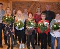 Bild: jr
Mitarbeiterehrungen nahm das Backhaus Kutzer jetzt bei einer Betriebsfeier für Führungskräfte im Forsterhof vor. Geehrt wurden (erste Reihe von links) Katharina Kriz, Jessica Hohlstein, Lucia Lohrer, Doris Wolfrum und Angelika Hässler. Hintere Reihe (von links) Geschäftsführer Patrick Kutzer mit Gattin Nadja, Jörg Nürnberger, sowie Verena Kutzer mit den Seniorchefs Robert und Juliane Kutzer.
