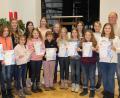 Bild: bph
Zusammen mit den Kindern der Bläserklasse16 und den frisch gekürten "Silberlingen" des Nachwuchsorchester freuen sich Bläserklassenleiterin Karin Raab (links) und musikalischer Leiter Markus Ferstl (rechts) über die guten Ergebnisse ihrer Schützlinge bei den Leistungsprüfungen.