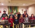 Bild: öt
Die Instrumentalgruppe aus Pullenreuth unter der Leitung von Sue Clark-Schmidt (hinten Zweite von links) begeistert die Bewohner des Senioren-Servicehauses Neusorg mit ihren Musikstücken. Stefanie Bodenschatz, Leiterin soziale Betreuung (hinten rechts), heißt die Gruppe in der Einrichtung willkommen.