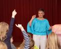 Bild: bkr
Sabine Kreiner erzählt im SOS-Kinderdorf Oberpfalz in Immenreuth Geschichten über den Mond und Märchen.
