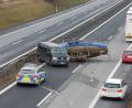 Bild: szl
Zum Stau kam es auf der Autobahn A93 bei Pechbrunn, nachdem ein VW-Transporter mit einem Boot auf dem Anhänger ins Schleudern kam und gegen die Mittelleitplanke geprallt war. Verletzt wurde niemand: Der Fahrer und seine Frau kamen mit dem Schrecken davon.