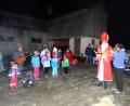 Bild: twg
Zum wiederholten Mal kommen die Kinder des Sportvereins Trevesen auf den weihnachtlich geschmückten Hof der Familie Lorenz. Nikolaus und Knecht Ruprecht verteilen an sie Süßigkeiten.