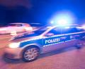 Bild: Patrick Seeger
Ein Polizeifahrzeug steht mit Blaulicht auf der Straße.