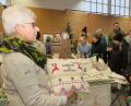 Bild: Hirsch
Marlene Zisler (links) bot beim Bauernmarkt ihre Handarbeiten an und stieß dabei auf großes Interesse.