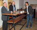 Bild: sön
Bei einer Tasse Kaffee danken Klosterdirektor Pater Christian Liebenstein und Verwaltungsleiter Jürgen Zach (von links) Schreinermeister Michael Bräu, der dem Kloster Ensdorf einen Stehtisch im Wert von 4500 Euro gespendet hat.
