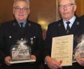 Bild: Hirsch
Franz Gebhard (links) und Richard Schmid (rechts) erhielten Urkunde und Geschenk für 60-jährige Treue zur FFW Gögglbach.
