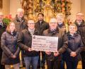 Bild: tkr
Zur Spendenübergabe in der Pfarrkirche Teunz trafen sich die Vertreter der Pfarrei Teunz (von links) Pfarrer Herbert Rösl, Christiane Hammer, Kirchenpfleger Josef Saller, Pfarrgemeinderatsvorsitzender Martin Pflug und Kaplan William Akkala mit den Vertretern des Vereins "Kinderkrebshilfe in der Region Oberpfalz-Nord". Der Erste Vorsitzende Herbert Putzer nahm zusammen mit seiner Stellvertreterin Frau Gunda Hagen, Kassier Hartmut Ordnung und weiteren Vereinsmitgliedern den Scheck entgegen