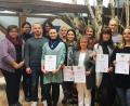 Bild: ckl
Hervorragende Leistungen legen die Altenpflegeschüler des vergangenen Kurses an den Tag. Zur Auszeichnung gratulieren Trägervereinsvorsitzender Johannes Reger, Bürgermeister Hans Donko (von rechts) und Schulleiterin Hannelore Doleschal (links).
