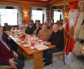 Bild: jr
Höhepunkt der Senioren-Adventfeier des vlf-Kreisverbandes war der Besuch von Sankt Nikolaus und Knecht Ruprecht, die vieles vom Jahresgeschehen zu berichten wussten. Den Senioren gefiels und genossen die besinnliche Einstimmung auf den Advent.