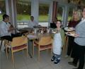 Bild: rn
Auch Ida, Enkeltochter von Heimleiterin Manuela Schusser, will beim Servieren dabei sein: Während die Stubnmusi weihnachtliche Lieder spielt, lassen sich die Bewohner des BRK-Seniorenheimes Kuchen schmecken.