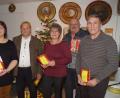 Bild: mmj
Schießleiter Reinhold Wild (Zweiter von rechts) und seine Stellvertreterin Claudia Süß (links) mit den besten Teilnehmern beim Christbaumschiessen. Johann Schraml (Zweiter von links) gewann den ersten Preis vor Marlene Kohlmaier und Dieter Goerke.