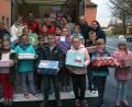 Bild: wro
Beim Einladen in den LKW halfen auch die Landfrauen Elfriede Stock und Irmgard Zintl (von von links) mit. Kräftig langten auch die Elternbeiratsvorsitzenden Gerlinde Jähring (Falkenberg) und Bernhard Rosner (Wiesau), außerdem Rektorin Inge Dick (von rechts) bei der Arbeit zu.