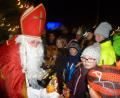 Bild: bk
Der Nikolaus füllte die aufgehaltenen Hände der Kinder.