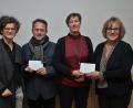 Bild: dob
Die neuen Frauenbundvorsitzenden Katrin Poschenrieder (links) und Edeltraud Götz (rechts) übergeben an Dekan Alexander Hösl und Claudia Kraus vom Walter-Siegert-Caritasheim Spenden.