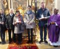 Bild: jow
Die Ehejubilare (von links) Petra und Willibald Donhauser (25 Jahre), Marianne und Josef Fruth (50 Jahre) sowie Marianne und Johann Gebhard (30 Jahre) mit Pfarrer Moses Gudapati.